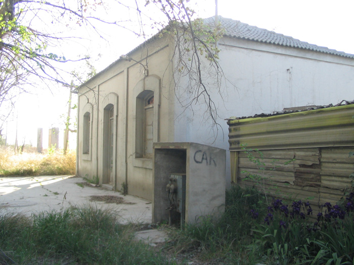 Fachada, lado v�as, del edificio de viajeros de Villaluenga-Asland. En el and�n las palancas del enclavamiento