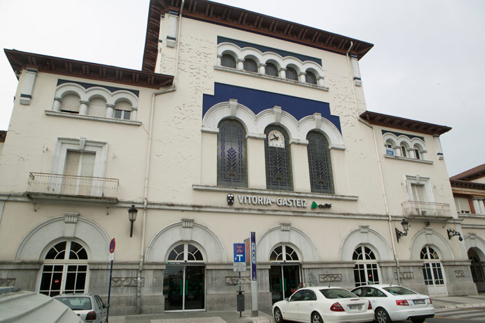 Fachada, lado calle, de la estaci�n de Adif de Vitoria