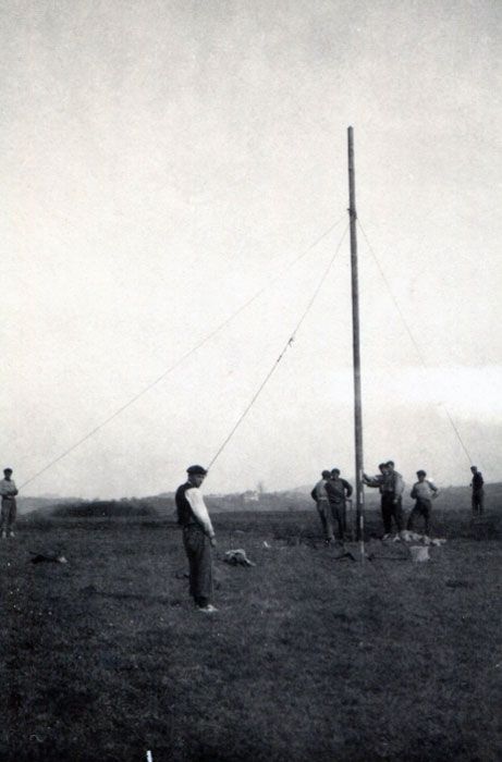 Obras de construcci�n del tranv�a. Tendido de la l�nea el�ctrica desde los saltos de agua de Garai a Lemoa. Archivo EuskoTren/Museo Vasco del Ferrocarril