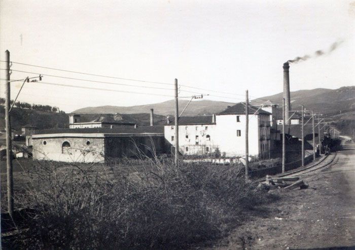 Vista de la v�a del tranv�a a su paso por Us�nsolo. Archivo EuskoTren/Museo Vasco del Ferrocarril