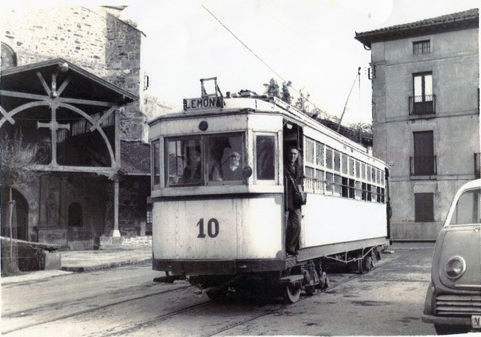 Tranv�a fotografiado junto a la parroquia de Areatza (Villaro). Archivo EuskoTren/Museo Vasco del Ferrocarril