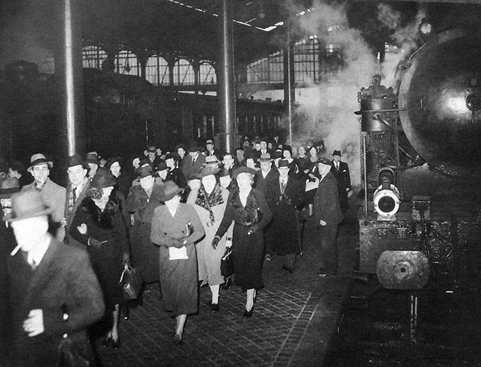 Llegada de un tren de vapor de cercan�as a la estaci�n de Saint-Lazare.  