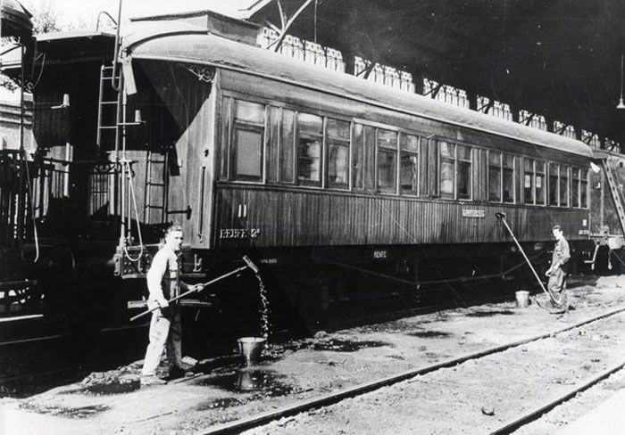 Coche de madera tipo BC de la 2� Zona de RENFE, detenido en la estaci�n de Madrid. A�o1930