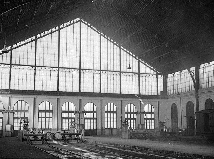 Vista parcial del interior del edificio de viajeros de la estaci�n, 1954. Foto: Garrido Moreno , Vicente 