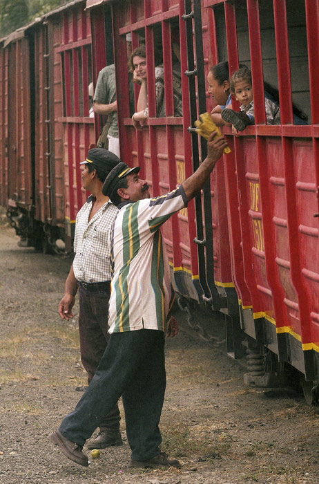 Cuando el tren se detiene, la tripulaci�n aprovecha para saludar a los pasajeros