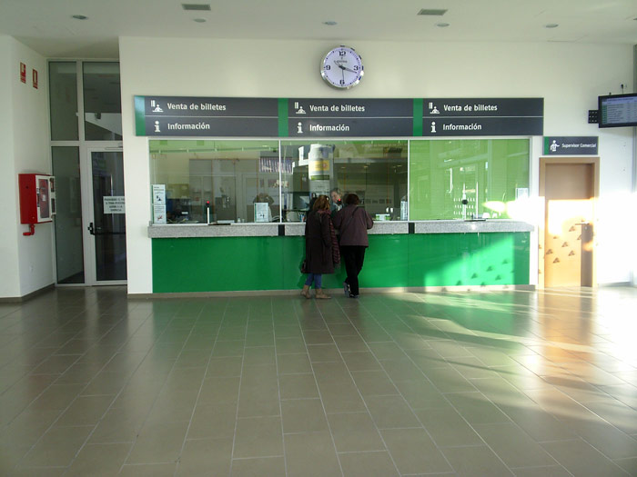 Vest�bulo y venta de billetes en la estaci�n provisional, inaugurada el 29 de abril de 2010  y que da servicio al tr�fico ferrroviario mientras se realizan las obras de soterramiento de v�as y de la nueva estaci�n