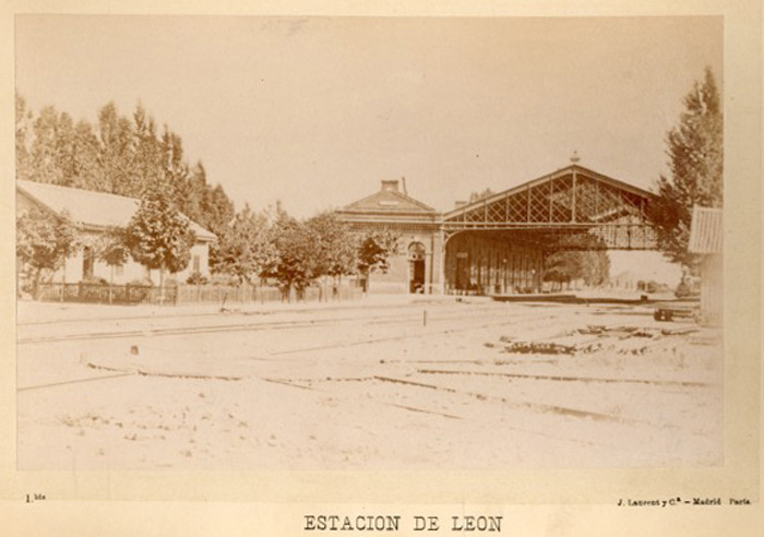 Corr�a el a�o 1883 cuando el famoso fot�grafo Laurent recal� en Le�n, tomando esta foto del primitivo edficio. Por entonces explotaba la l�nea el Ferrocarril de Asturias a Galicia y Le�n 