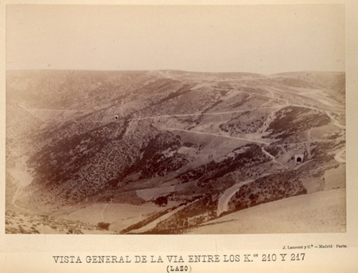 Laurent tambi�n se adentr� en 1883 en la reci�n inaugurada l�nea desde Le�n hacia Galicia, tomando esta foto en el espectacular trazado monta�oso donde se construy� el "lazo" de La Granja.