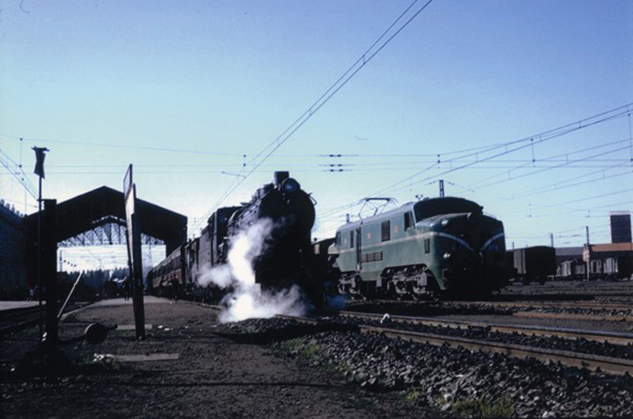 El fot�grafo ingl�s Fred Matthews visit� en 1963 la estaci�n leonesa, donde todav�a conviv�an algunos ejemplares de las �ltimas locomotoras de vapor tipo Mastodonte con las modern�simas locomotoras el�ctricas de la serie 7700