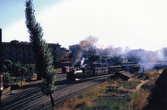 En la capital leonesa conviven las v�as de ancho ib�rico con las de ancho m�trico de Feve. El ramal de Matallana a Le�n, perteneciente al ferrocarril de La Robla, ve�a circular en 1963, locomotoras de vapor, como �sta que hac�a el recorrido hasta Guardo. Salida de la estacion de Le�n, tomada por Fred Matthews