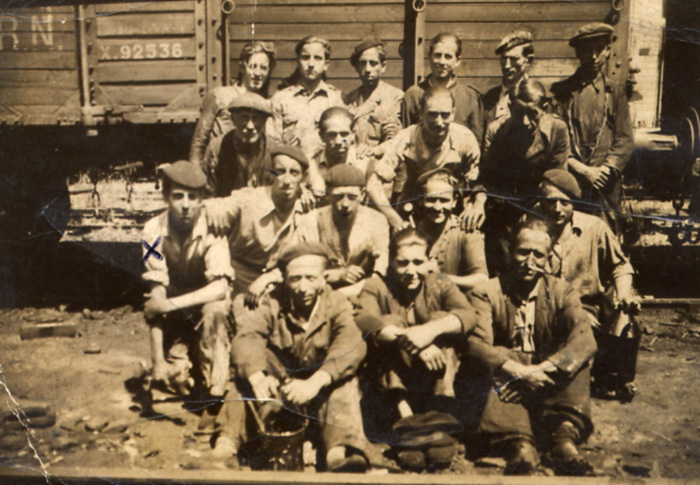 La secci�n "Estampas del Ayer" de V�a Libre ha recuperado buena parte de la memoria gr�fica de los ferroviarios espa�oles. En esta foto un grupo de trabajadores del taller de material m�vil de Le�n en el a�o 1940 posando delante de un vag�n