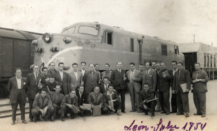 Corr�a el a�o 1954 cuando un grupo de maquinistas se estaba formando para dejar el vapor y tomar los mandos de las modernas locomotoras el�ctricas, como esta 7700 del dep�sito leon�s.