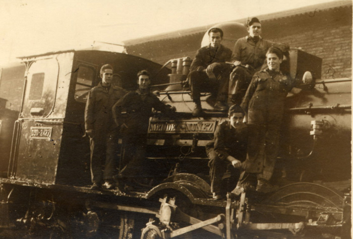 En 1958 los miembres de la brigada del taller de reparaciones del dep�sito de Le�n posan sobre la locomotora "M�ndez N��ez", la 030-2427.