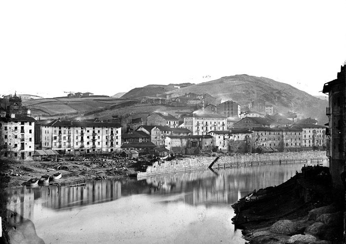 Vista del bilba�no barrio de Atxuri tomada por Jean Laurent en 1863. Se aprecia el futuro emplazamiento de la estaci�n del ferrocarril de Bilbao a Durango. Patrimonio Hist�rico, Ministerio de Cultura.