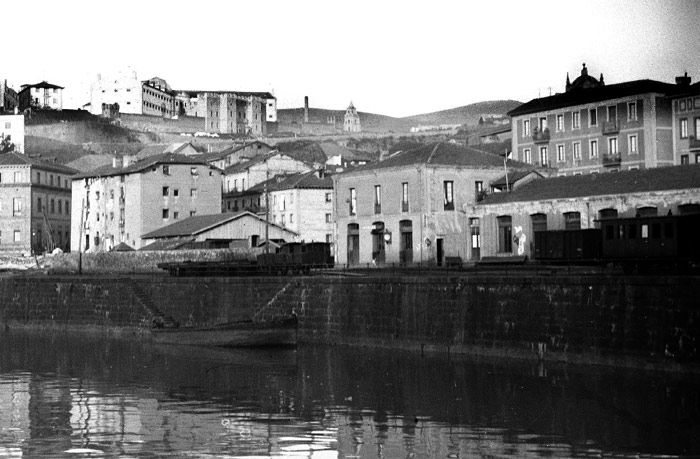 Vista de la  primitiva estaci�n de Atxuri, hacia 1885. Archivo EuskoTren/Museo Vasco del Ferrocarril