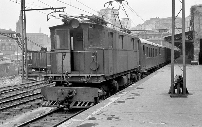 En 1929 los Ferrocarriles Vascongados electrificaron sus servicios ferroviarios. Fotograf�a de Xavier Santamar�a