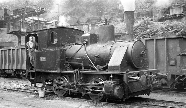 Locomotora de vapor tipo 020 de las Minas de Riosa, detenida en la estaci�n de La Pereda de la compa��a FEVE. Archivo Hist�rico Ferroviario, FN-27042