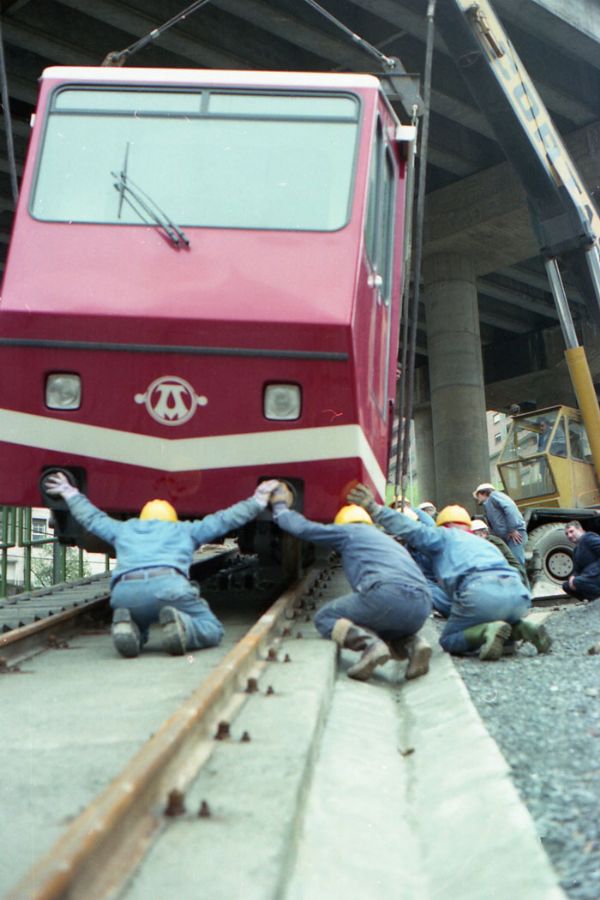 Labores de encarrilamiento de los nuevos coches del funicular. Archivo EuskoTren/Museo Vasco del Ferrocarril