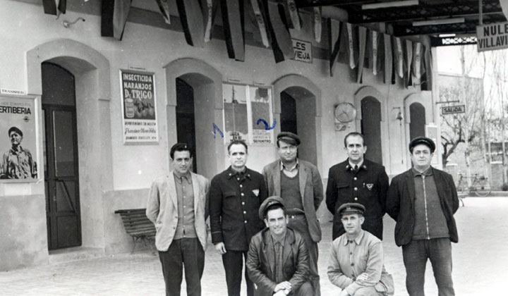 Estacin de Nules-Villavieja en la inauguracin del TER Madrid-Castelln. Agachados, un obrero de Va y Obras y el guardabarreras "Grillo" (1969). Archivo Histrico Ferroviario FF-1232