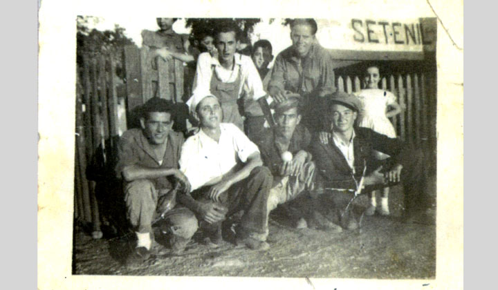 Retrato de un grupo de aspirantes a ferroviarios en la estacin de Setenil. Entre ellos, un guardabarreras (1953). Archivo Histrico Ferroviario