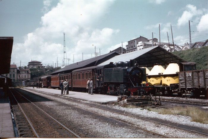 Estaci�n de los Ferrocarriles Econ�micos de Asturias en Oviedo, punto de origen del tren directo a Hendaia. Fotograf�a de Juan Bautista Cabrera. Archivo EuskoTren/Museo Vasco del Ferrocarril