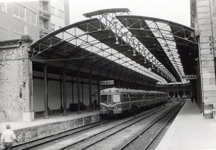 En 1967 se implant� un servicio directo desde Oviedo hasta Bilbao de la mano de los nuevos automotores MAN. Fotograf�a de Lawrence G. Marshall