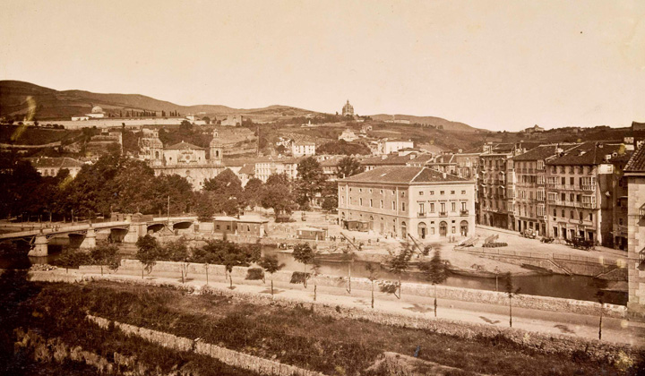 Bilbao era, en 1863, una peque�a villa de apenas 18.000 habitantes. Sin embargo, con sus propios recursos fueron capaces de construir el ferrocarril de Tudela a Bilbao. Fotograf�a de Charles Monney. Patrimonio Hist�rico, Ministerio de Cultura