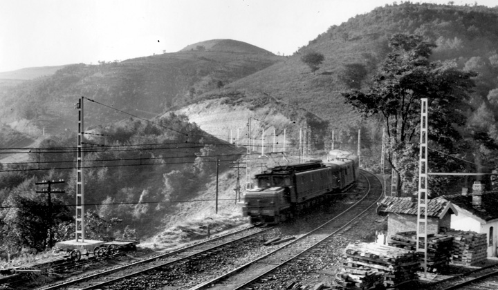 En 1956, Renfe electrific� el trayecto de Bilbao a Miranda de Ebro. Estaci�n de Lezama. Archivo del Museo del Ferrocarril de Vilanova i la Geltr�. Fundaci�n de los Ferrocarriles Espa�oles