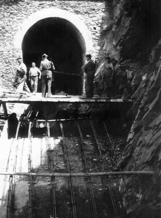 A partir de 1953 se reactivaron las obras de construcci�n del ferrocarril a Bermeo con la utilizaci�n de la mano de obra de los presos de un destacamento penitenciario. Se aprecia la presencia de Guardia Civil armada en servicio de vigilancia.