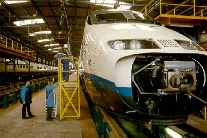 Interior de los talleres de La Sagra, donde se realiza el mantenimiento de los trenes AVE. Imagen tomada en 1994.
