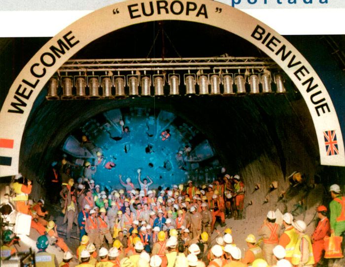 Encuentro, en 1990 de los equipos franceses y brit�nicos bajo el mar en la construcci�n del Eurotunel 