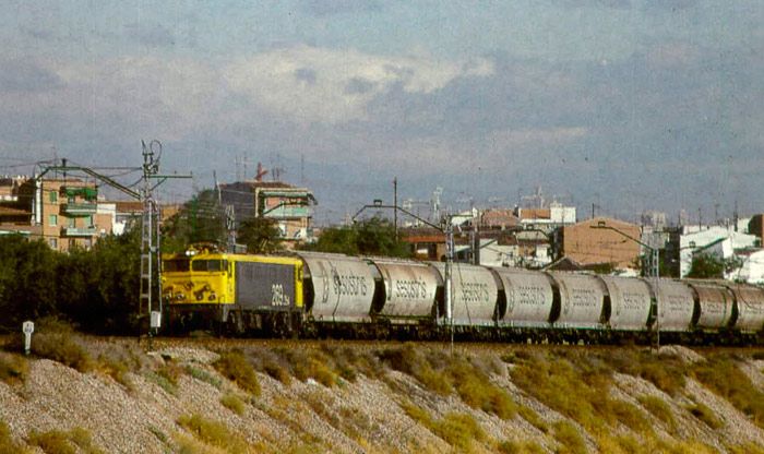 Cargas de Renfe es en 1994 el primer transportista de mercanc�as en Espa�a.