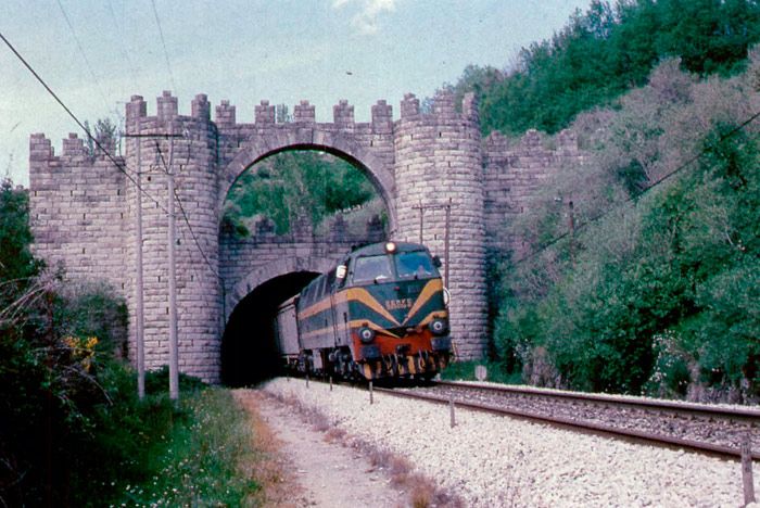 El Expreso Puerta del Sol saliendo del t�nel de Somosierra.