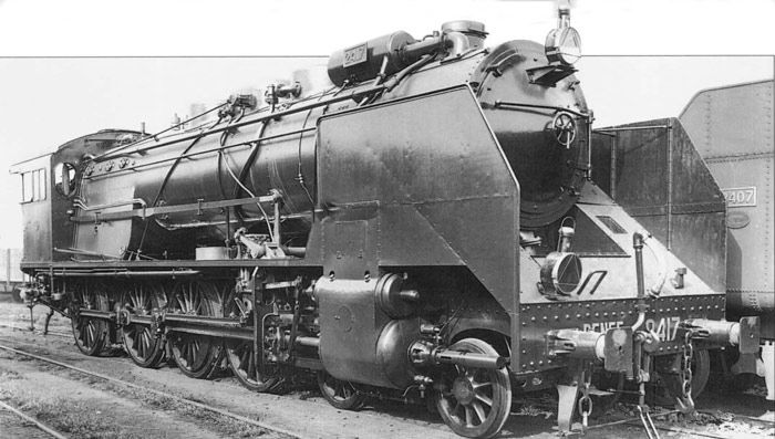 Locomotora "Renfe" 2417, con faroles de petr�leo.