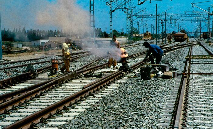 Instalados en 1996 los primeros desv�os con traviesas polivalentes de hormig�n.