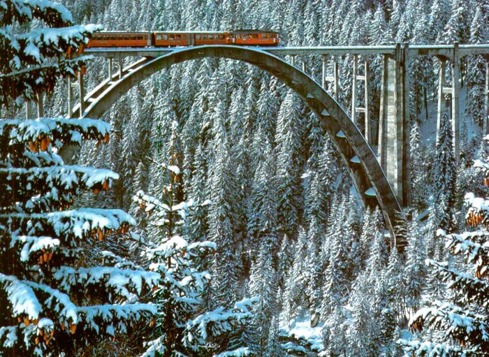 L�nea principal Chur-Arosa de los ferrocarriles suizos, en el cant�n de los Grisones.