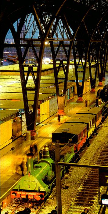 Exposici�n en la estaci�n barcelonesa de Francia para celebrar el sesquicentenario del ferrocarril.