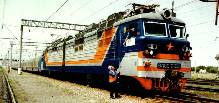 Imagen tomada en 2003 de una locomotora para las composiciones Talgo pintada con los colores que lucir� en Kazajstan.
