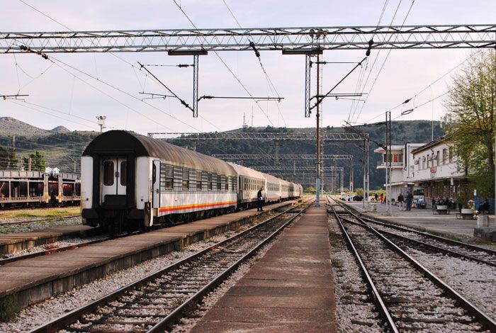 Estaci�n de Bar. Una composici�n del tren nocturno ��Lovcen�� Bar-Belgrado en espera de la locomotora.