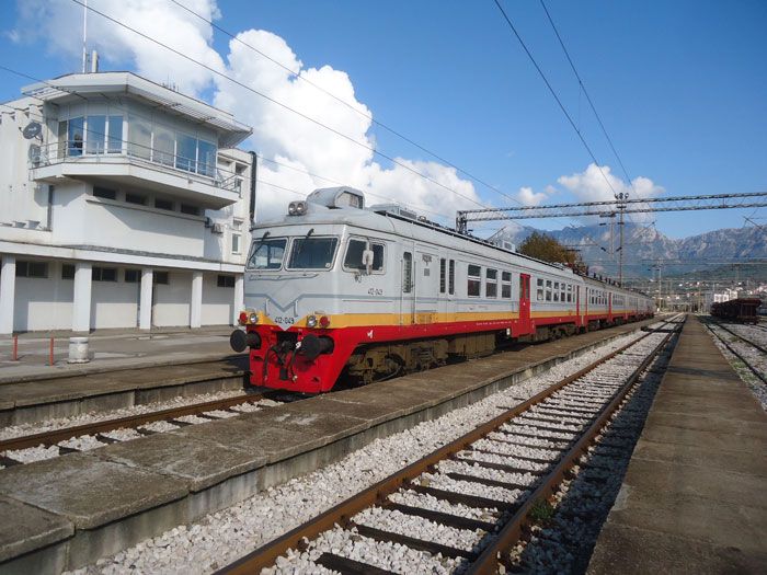  Unidad el�ctrica fabricada por RVZ-Riga  (Letonia), en 1980, con su nueva librea, en servicio regional entre Bar y Podgorica, estacionada en Bar.