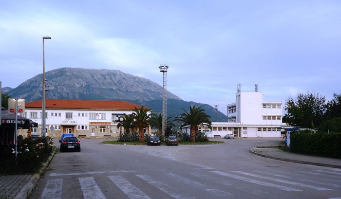 Edificios de la estaci�n en la ciudad de Bar.
