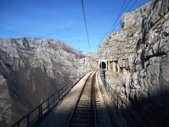 La l�nea f�rrea a la salida de la estaci�n de Lutovo.