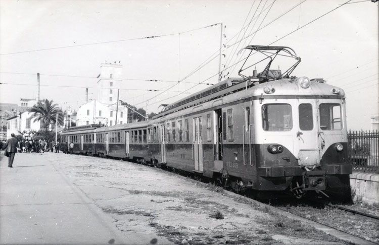 Una �seiscientas�, en composici�n original, fotografiada en Tarragona por Christian Schnabel. Archivo EuskoTren/Museo Vasco del Ferrocarril