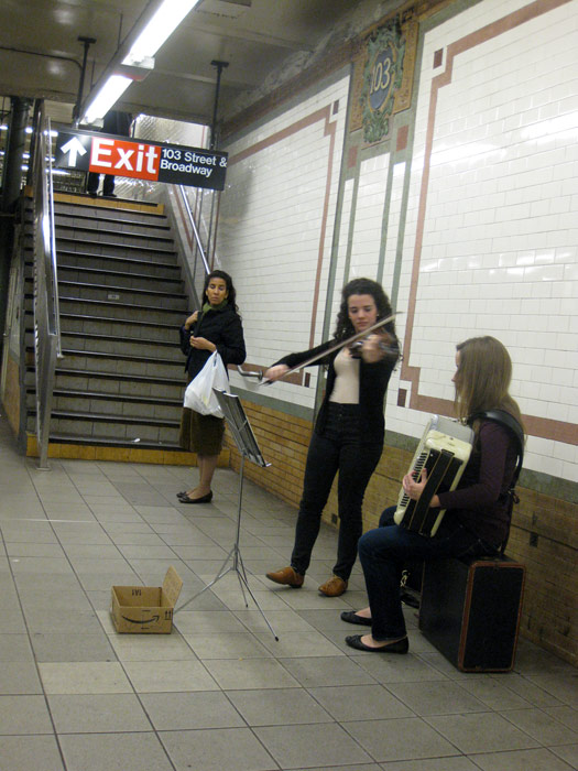 Otros m�sicos tocando en la salida a la calle 103
