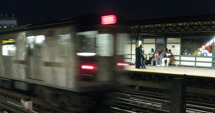 Un tren entrando en la estaci�n de Simpson Street