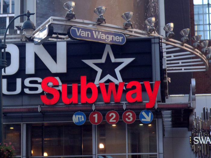 El acceso a la estacion de Times Square, con resonancias de los espect�culos musicales