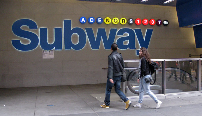 Acceso al metro dentro de un edificio