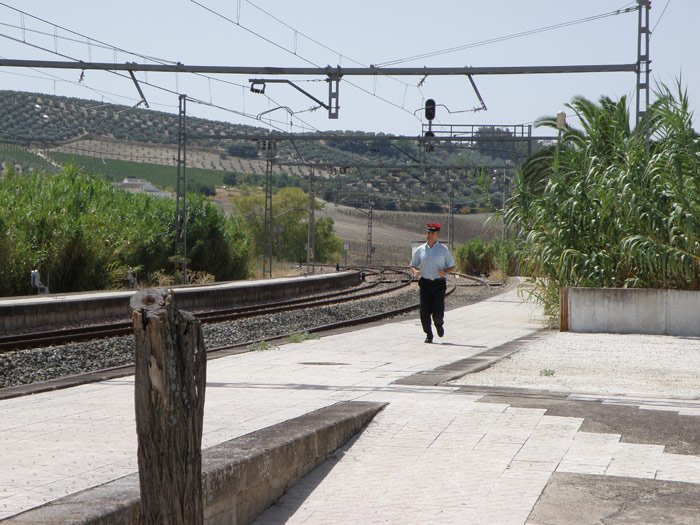 Pepe Espejo, el factor, se dirige a buena marcha al gabinete de circulaci�n para preparar el paso del tren de viajeros que cruza en su apartadero