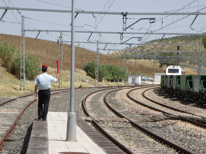 Desde el borde del and�n, all� donde el maquinista pued verle, el jefe de estaci�n cumplimenta la Orden de Marcha con la Se�al de marche el tren.
