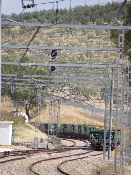 El tren de tolvas abandona lentamente el apartadero de Montemayor.